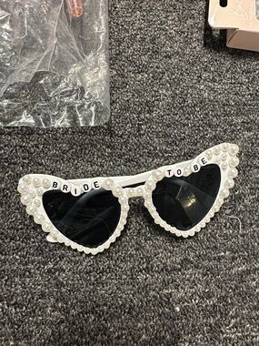 Pearl-Trim 'Bride To Be' Heart Sunglasses - White + Black